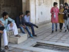 Chársad kass o má é dega sajjahén mardom